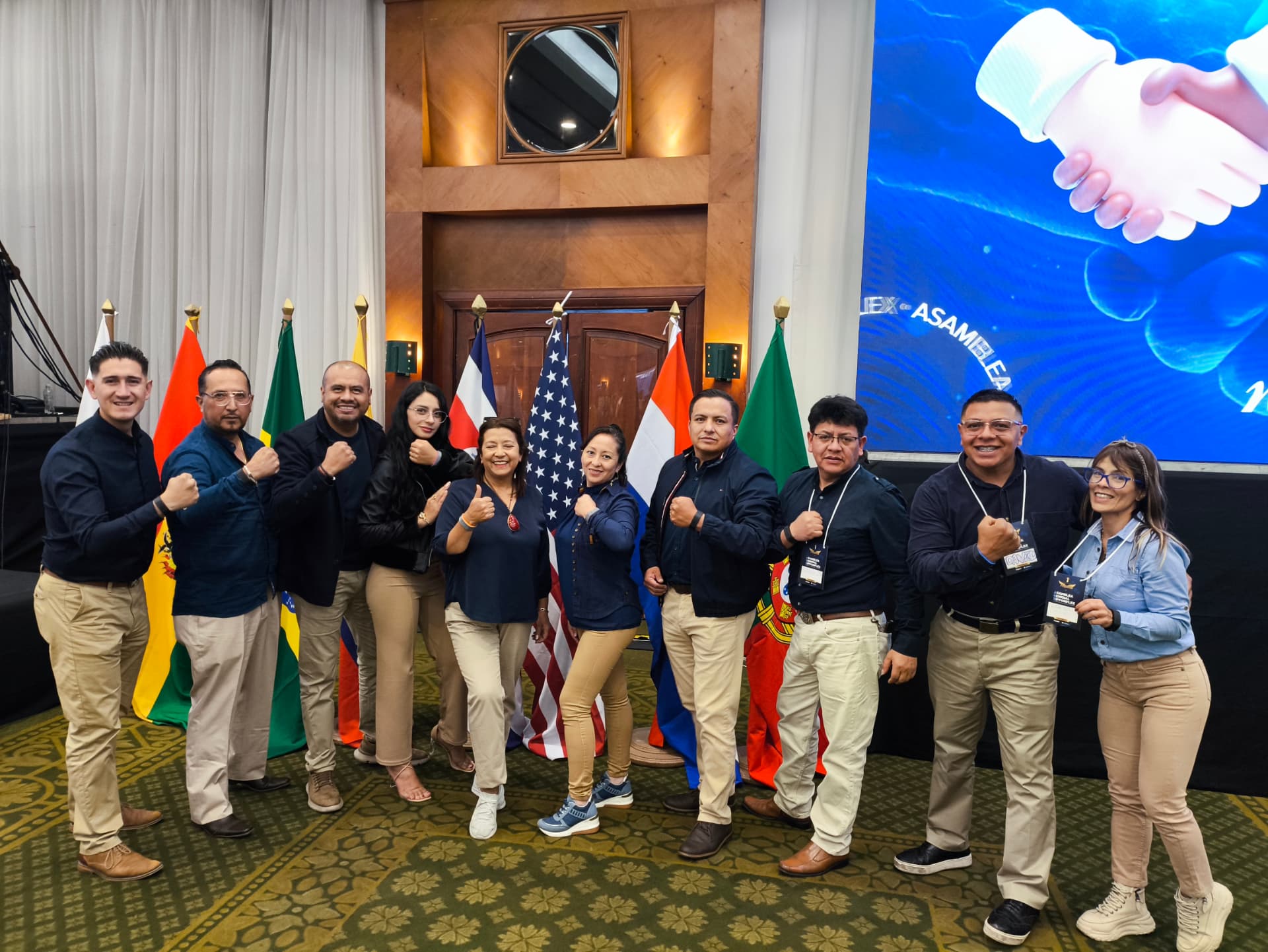 Lenin Baldeón con el equipo internacional en la Asamblea Extraordinaria